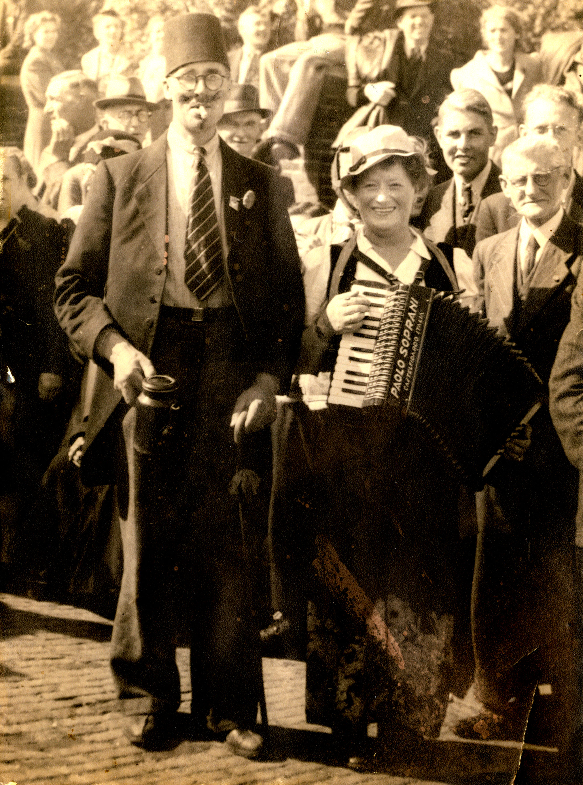 Dagen, weken en maandenlang wordt er feest gevierd in Vlaardingen. Hier vermaken Alexander Maat en zijn vrouw Adriana (Janne) Brobbel uit de Emmastraat de feestvierders.